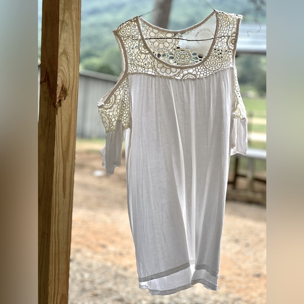 Cato Woman’s cold shoulder lace like detail top
